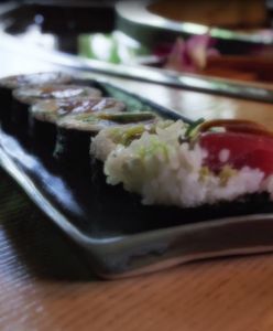 Krystyna Czubówna radzi, jak jeść sushi. Zobacz, jak uniknąć błędów