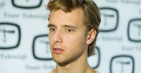 Opublikowano zdjęcie Macieja Musiała w damskich ciuchach. W sieci burza
