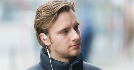 Maciej Musiał pozuje bez koszulki. Panie nie kryją zachwytu