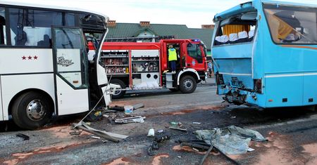 Rusiec. Zderzenie dwóch autokarów i samochodu, 12 osób rannych