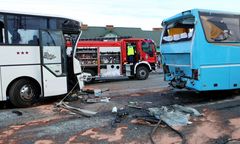 Rusiec. Zderzenie dwóch autokarów i samochodu, 12 osób rannych
