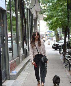 Kinga Rusin sprząta po swoim psie. Daje dobry przykład