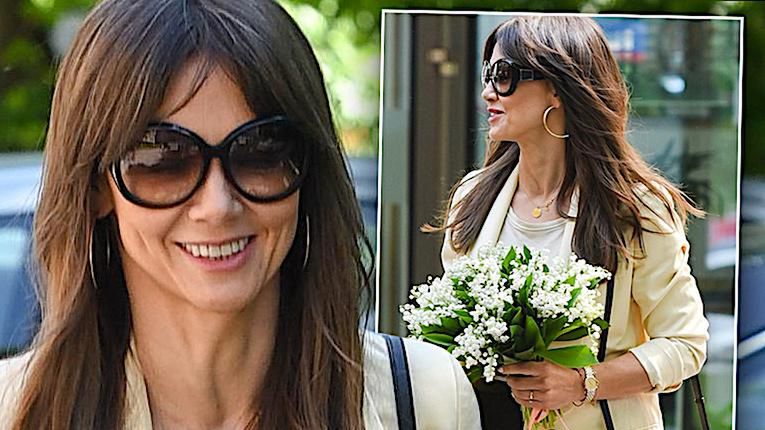 Kinga Rusin w wysokich szpilkach na spacerze z psem