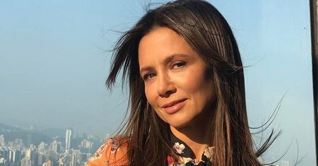 Kinga Rusin pokazuje zdjęcia z wycieczki. A za oknem tajfun