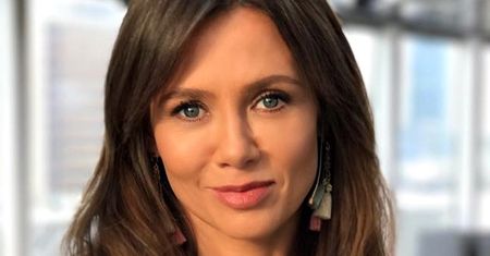 Kinga Rusin promuje naturalne piękno. W srebrzystych nitkach jej do twarzy