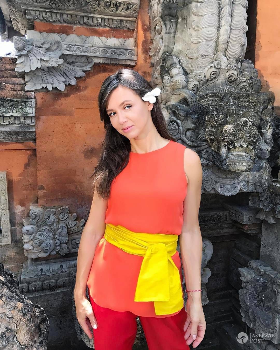 Kinga Rusin na Bali ze smokiem w tle