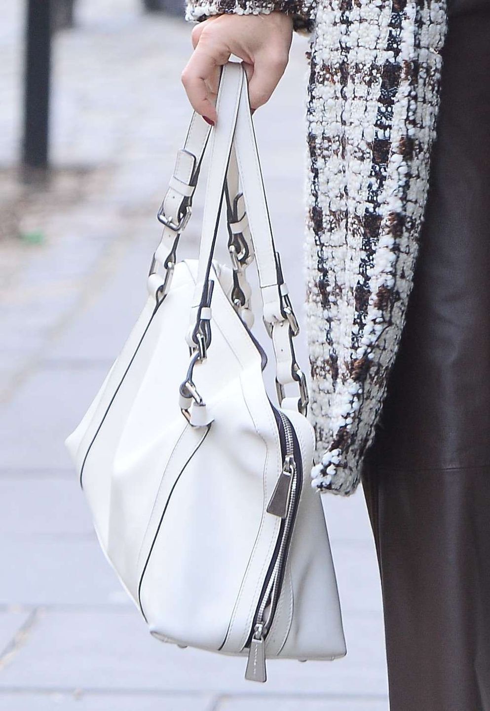 Kinga Rusin z białą torbą