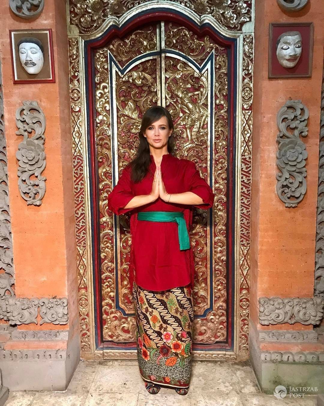 Kinga Rusin na Bali ze smokiem w tle
