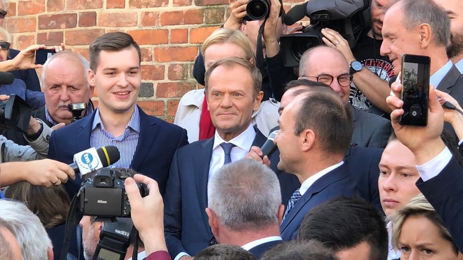 Donald Tusk przemawia na Rynku w Krakowie