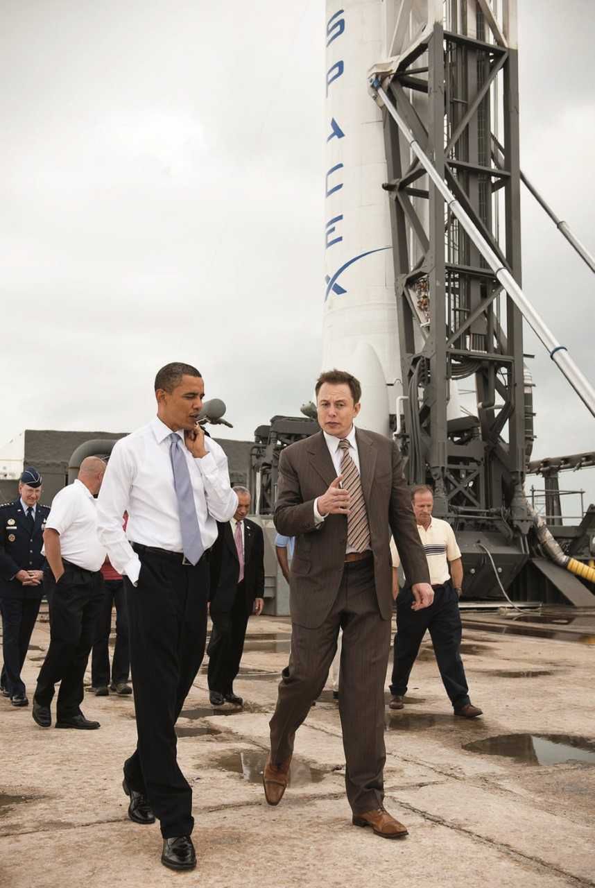 Elon Musk i Barack Obama na tle rakiety SpaceX