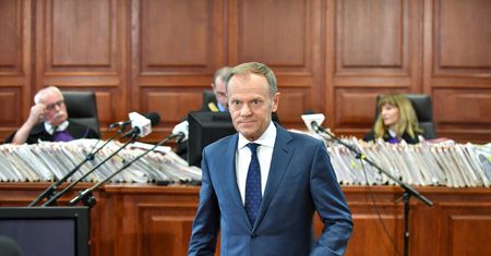 Sondaż: PiS boi się powrotu Tuska i szuka na niego haków