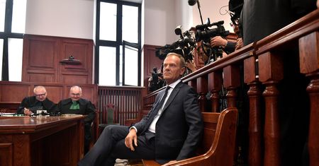 Sondaż: PiS boi się powrotu Tuska i szuka na niego haków