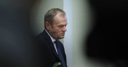 Kulisy przesłuchania Tuska ws. Amber Gold. Szef RE naradzał się z Giertychem w "pieczarze" Schetyny