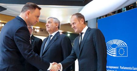 Zaskakująca zamiana miejsc. Andrzej Duda i Donald Tusk w sondażu