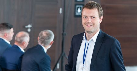 Michał Tusk znowu odnosi sukcesy. Wziął w leasing dwa busy i wozi ludzi na lotnisko