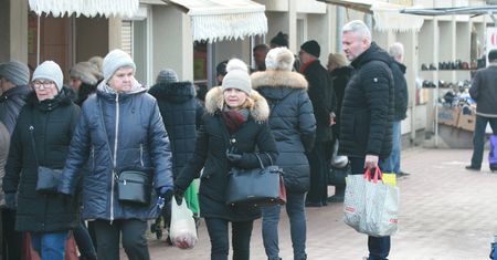 Małgorzata Tusk robi zakupy na bazarku. U niej już święta