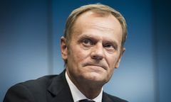 Donald Tusk zajada się słodkościami. Zobacz minę szefa Rady Europejskiej