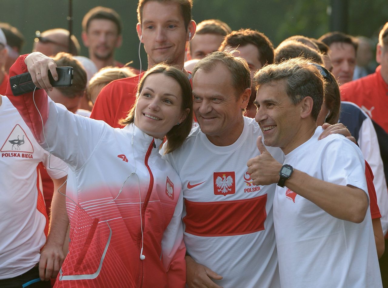 „Tusk popija wino i dobrze się bawi". Tak były premier drażni PiS