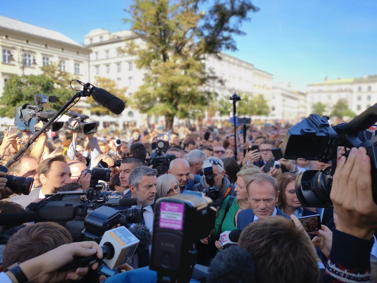 Setki osób na spacerze z Donaldem Tuskiem. "Nie musimy wstawać z kolan, bo nigdy na nich nie byliśmy"