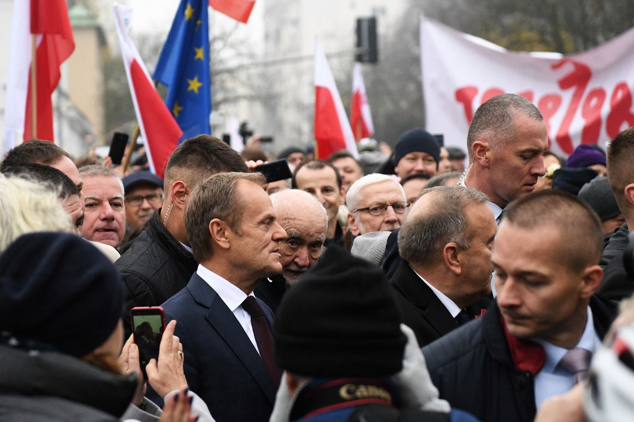 "Do więzienia" kontra "Zostań z nami". Emocje wokół Tuska w stolicy