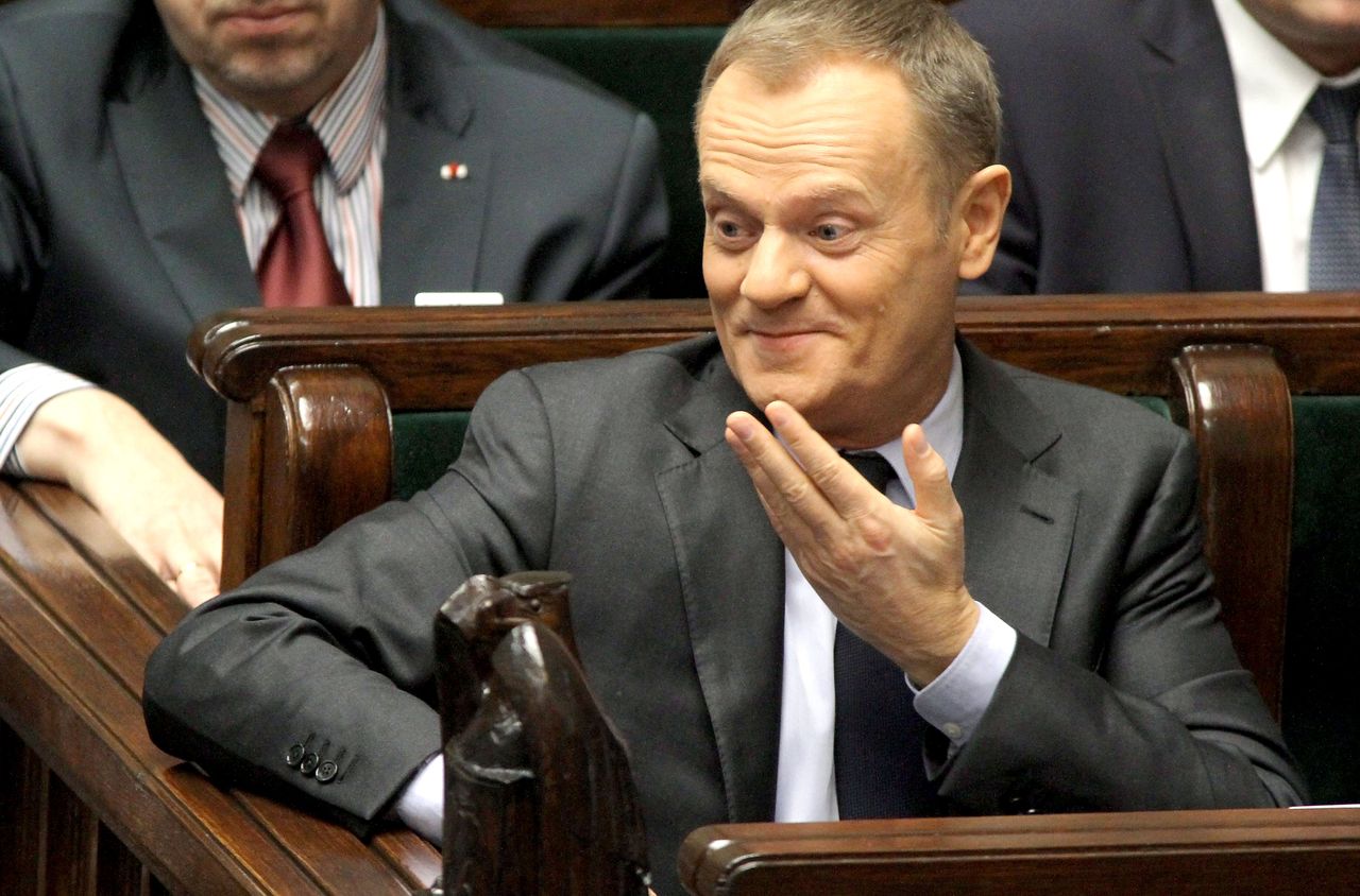 Tusk upomniał się o swoją tablicę. Rozbrajająca reakcja ambasadora Sadosia