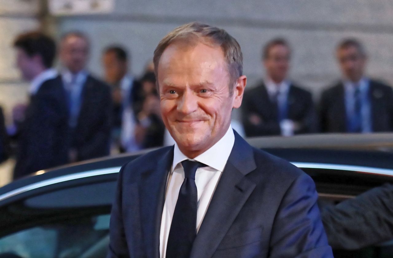 Donald Tusk pokazuje prezent od polskich studentów. "Najlepsza okazja"