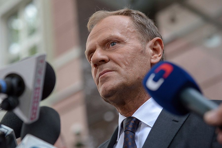 Zamieszanie wokół utworów Miłosza. Tusk komentuje politycznym cytatem z noblisty