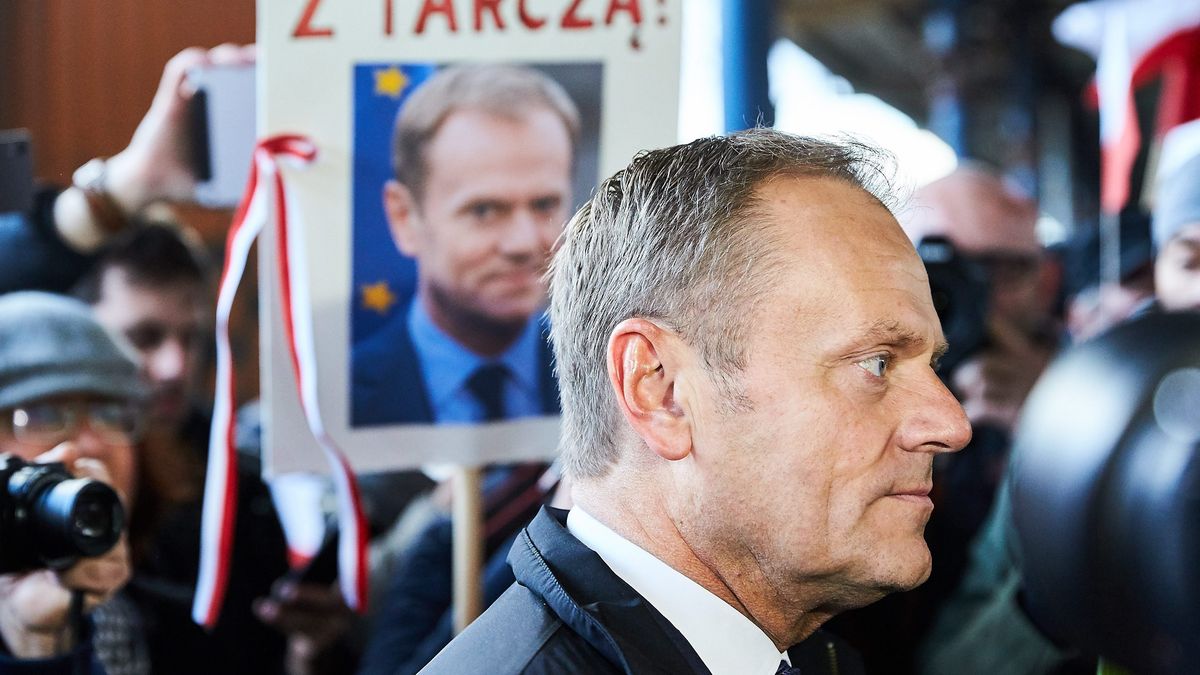 "W oczach anty pisowskich wyborców jawi się jako wybawiciel, który przybędzie na białym koniu"