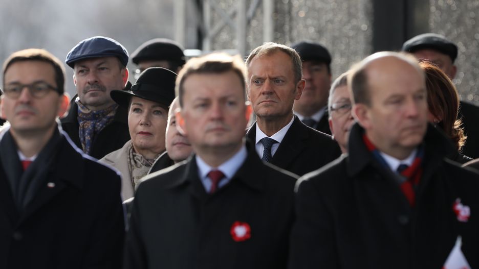 Donald Tusk podczas uroczystej odprawy wart przed Grobem Nieznanego Żołnierza w Warszawie