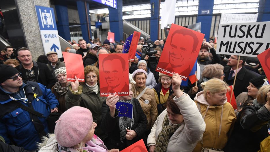 Tłum zwolenników czekał na Donalda Tuska na Dworcu Centralnym