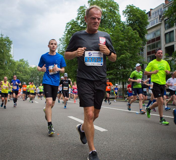 Donald Tusk wziął udział w biegu na 20 km. "To było o wiele łatwiejsze niż prowadzenie niektórych szczytów UE"