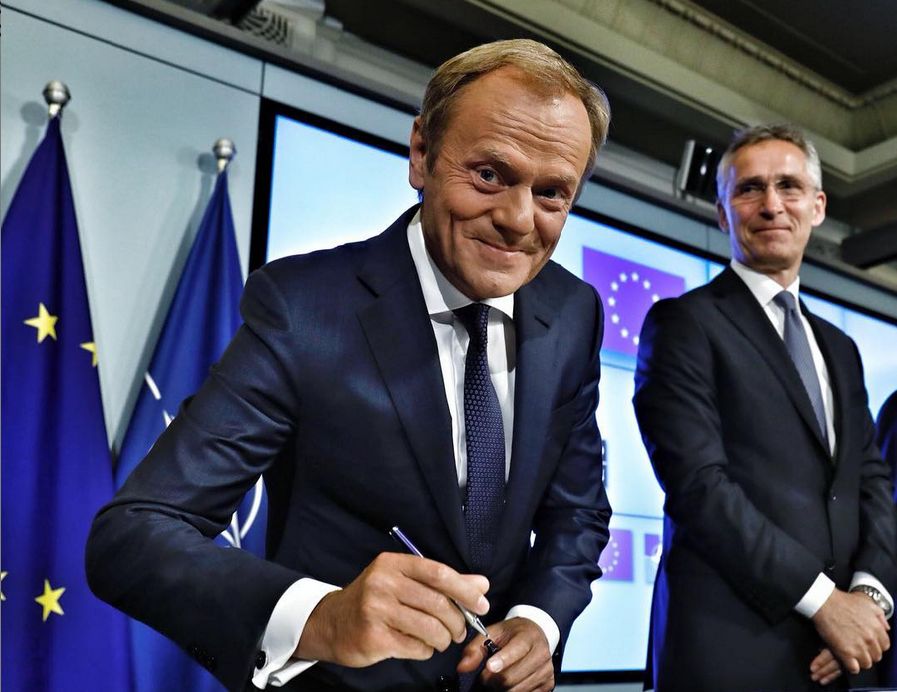 Donald Tusk uwielbia Harry'ego Pottera. Pamięta o nim często w podróży