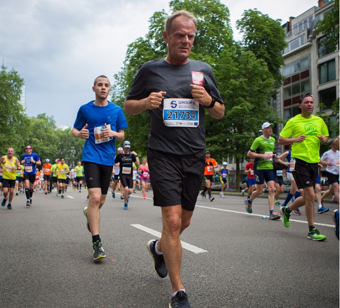 Donald Tusk wziął udział w biegu na 20 km. "To było o wiele łatwiejsze niż prowadzenie niektórych szczytów UE"