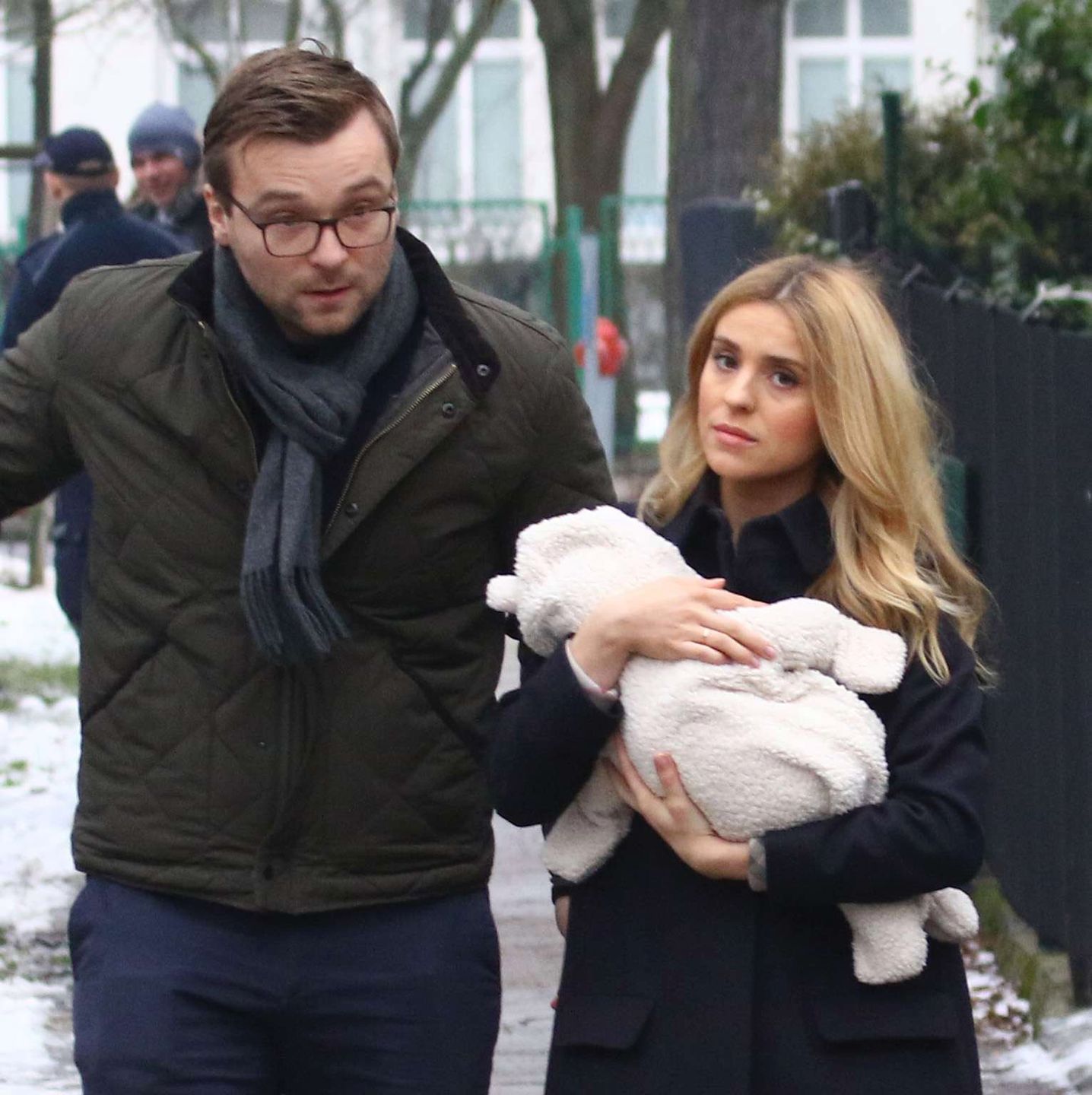Kasia Tusk z dzieckiem i mężem przyłapana przez paparazzi