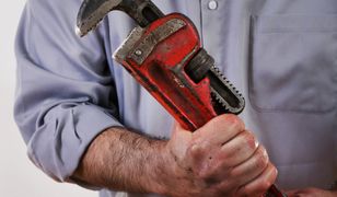 Hydraulik miał dość swojej pracy. Kluczem francuskim uszkodził 10 samochodów