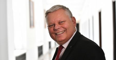 Szef gabinetu premiera ironizuje z lidera PO. "Postawimy mu pomnik za to, co robi. Świetny jest"