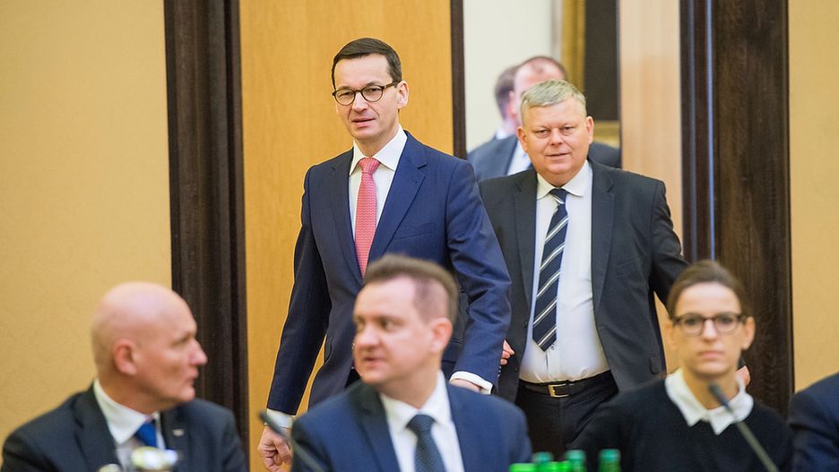 Marek Suski i premier Mateusz Morawiecki. Szef gabinetu premiera dementuje doniesienia o zmianach w 500+.