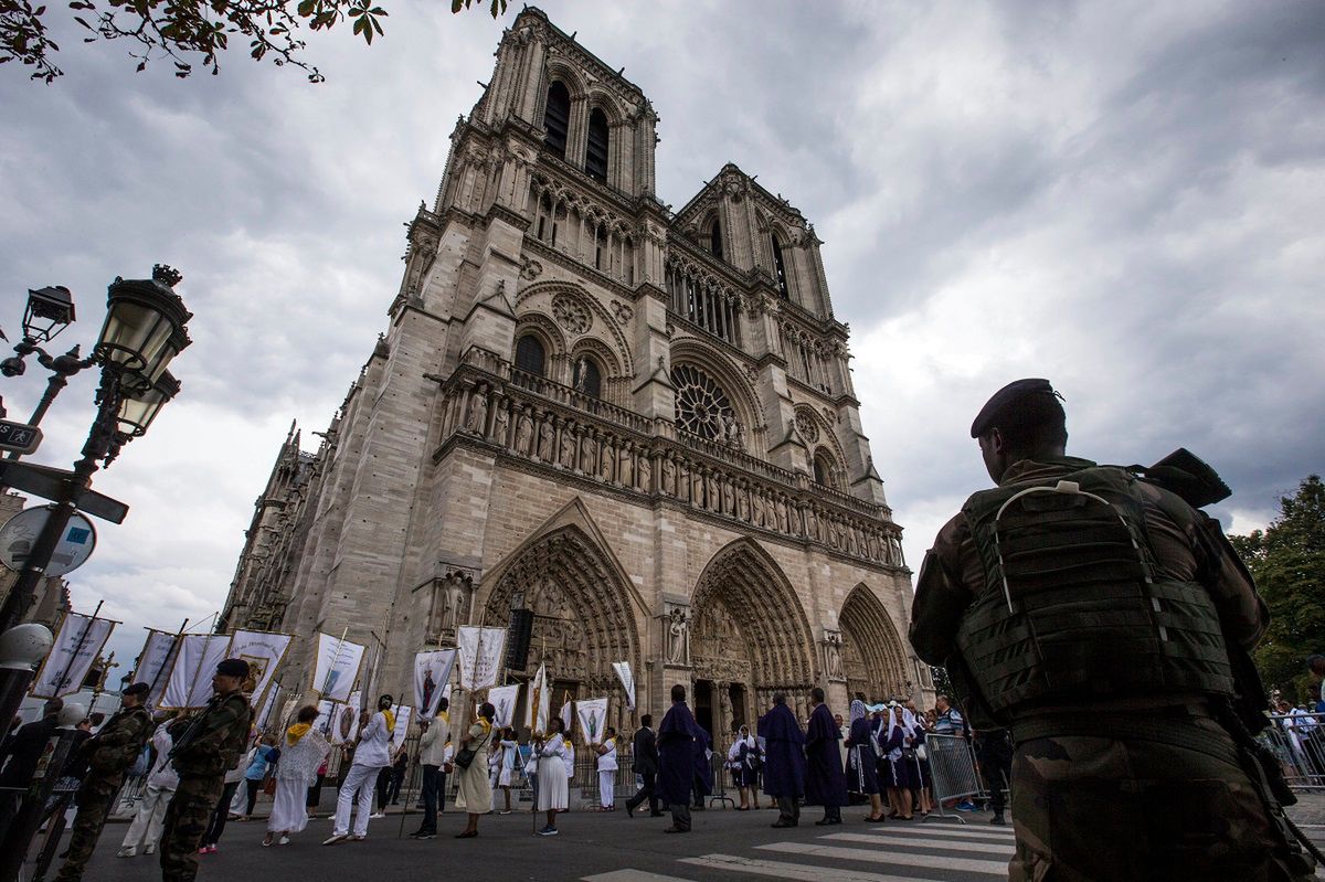 Dwie dżihadystki próbowały wysadzić auto w pobliżu katedry Notre Dame.