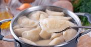 Babcia Kazia dodaje do pierogów ruskich ważny składnik. Nadaje im nowy, odświeżający smak