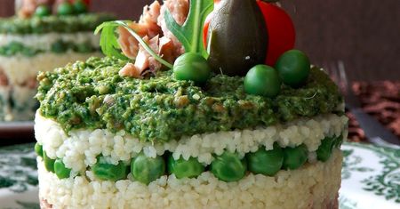 Torcik z kaszy kuskus ze szpinakiem, tuńczykiem, groszkiem i pesto