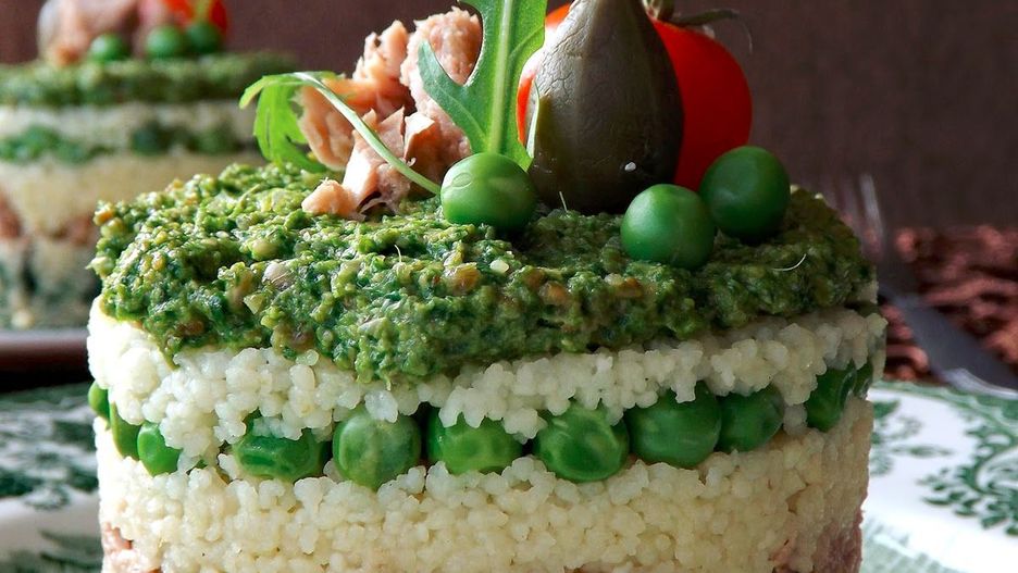 Torcik z kaszy kuskus ze szpinakiem, tuńczykiem, groszkiem i pesto
