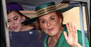 Sarah Ferguson i księżniczka Beatrycze na ślubie Eugenii. Jedna z nich skradła show
