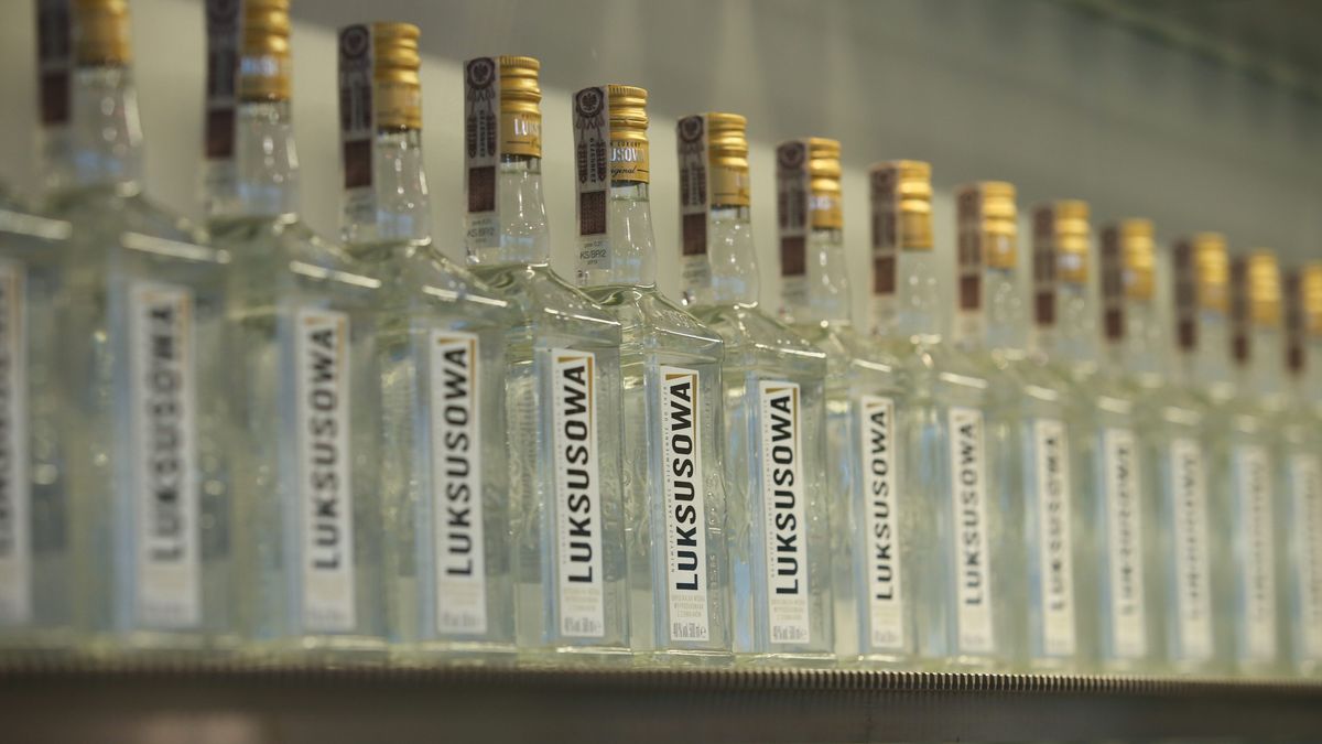 Z półek sklepowych zniknie trefna partia popularnej wódki.