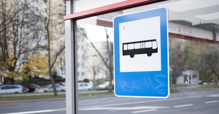 Kierowca BMW wjechał w przystanek w Kielcach. Zabił kobietę. Wstrząsające nagrania