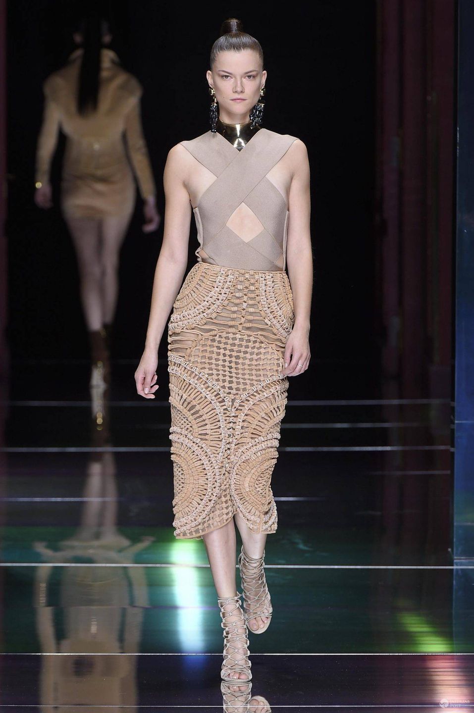 Kasia Struss w pokazie Balmain wiosna-lato 2016 (fot. ONS)