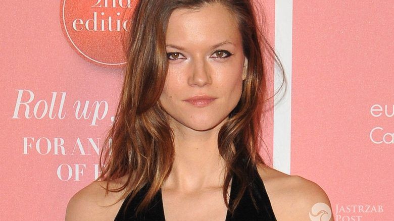 Kasia Struss (w kreacji La Mania) na imprezie Naked Heart Foundation w Londynie, luty 2016 (fot. ONS)