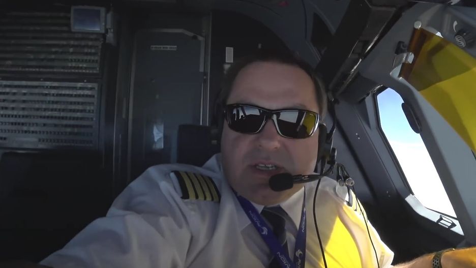 Pan Dariusz opowiada o pracy pilota w bardzo przystępny sposób