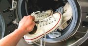 Pierzesz białe buty w pralce? Włóż do bębna jedną rzecz, będą jak nowe!