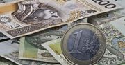 Kursy walut. Złoty słabszy, ale mieści się w widełkach