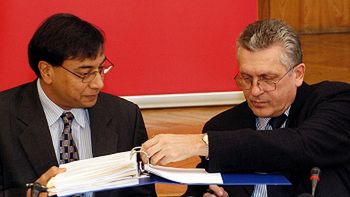 Minister Skarbu Państwa Zbigniew Kaniewski i prezes LNM Lakshmi N. Mittal